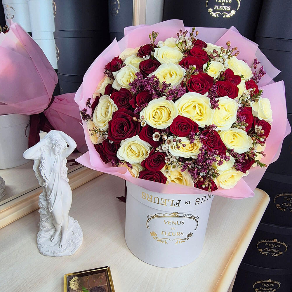 Красно-белые розы в букете от 29 шт.