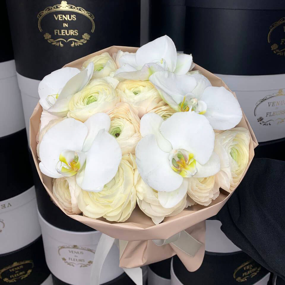 Ранункулюсы с орхидеями - 25 шт.