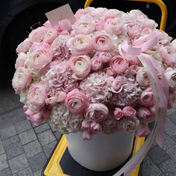 Ранункулюсы с гортензиями - 61 шт.