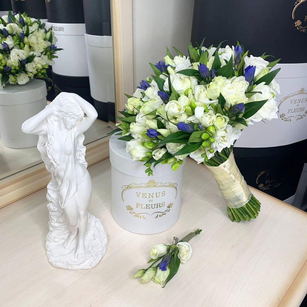 Букет невесты из гентиан и фрезии - 81 шт.