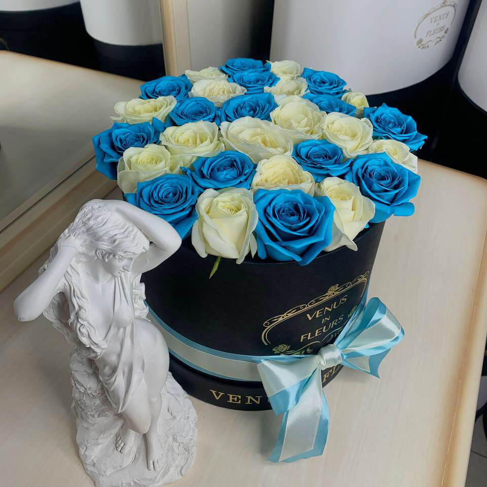 Бело-голубые розы от 19 шт.