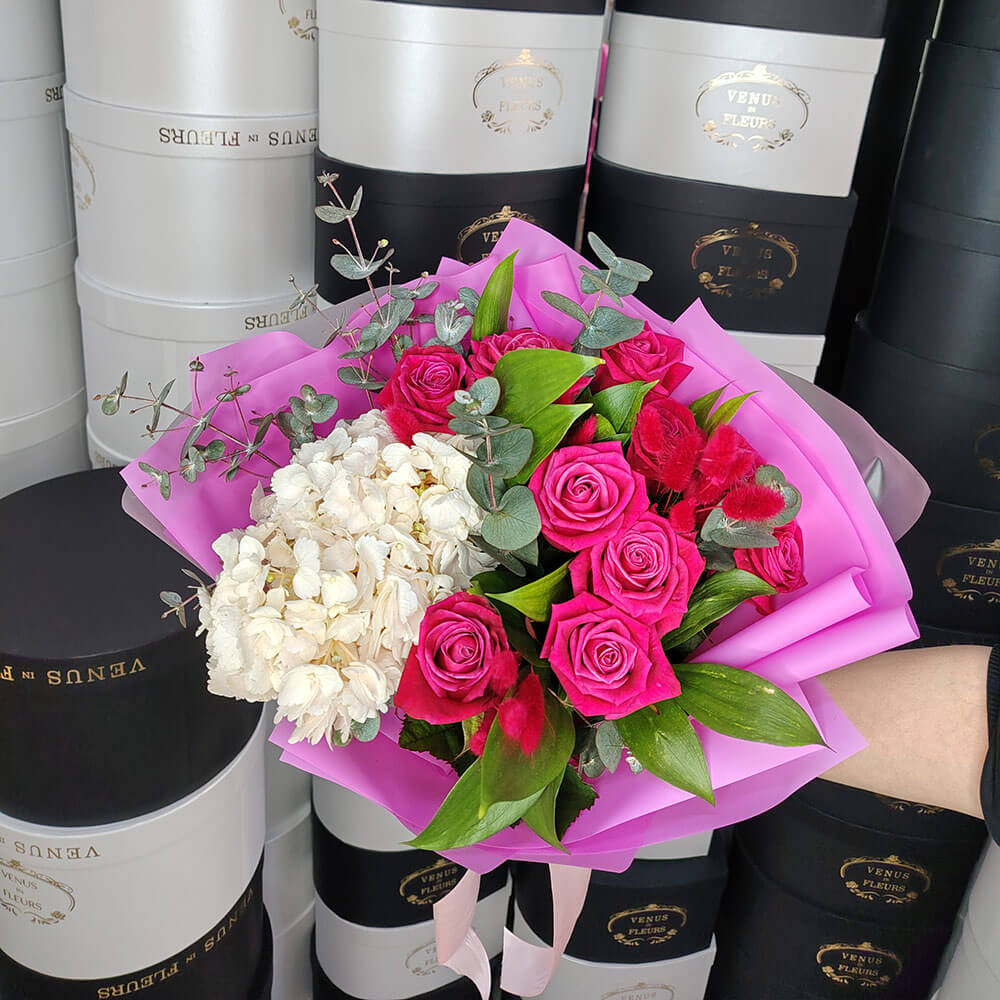 Букет малиновых роз с гортензией - 11 шт.