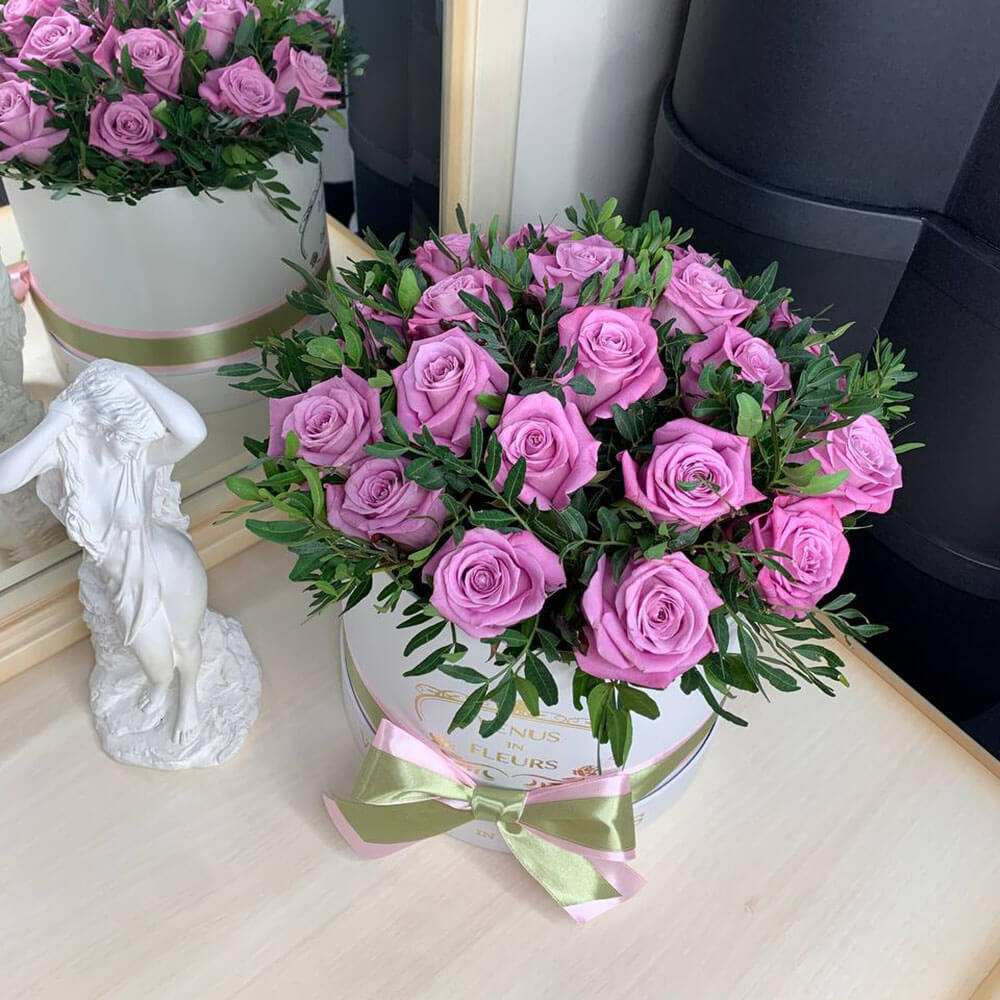 19 фиолетовых роз в коробке