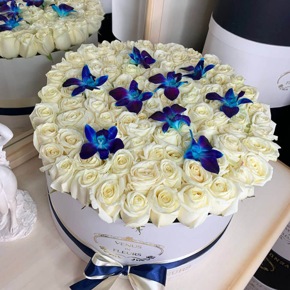 Белые розы с орхидеями - 101 шт.