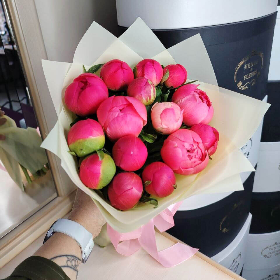 15 коралловых пионов в букете