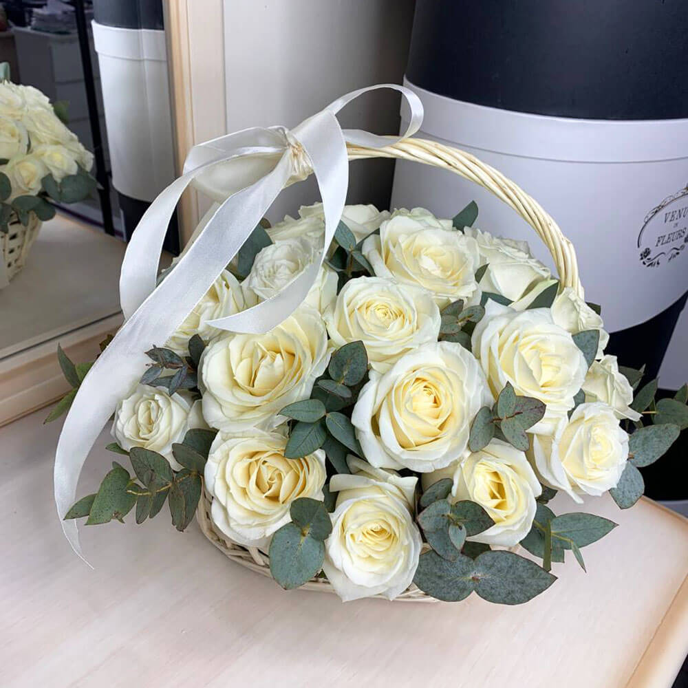 Белые розы в корзине - 31 шт.