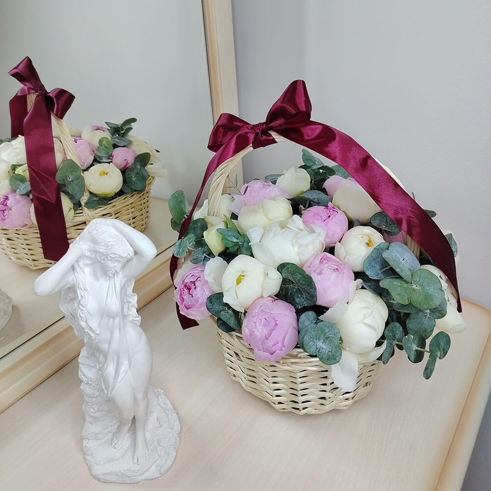 Бело-розовые пионы в корзине - 25 шт.