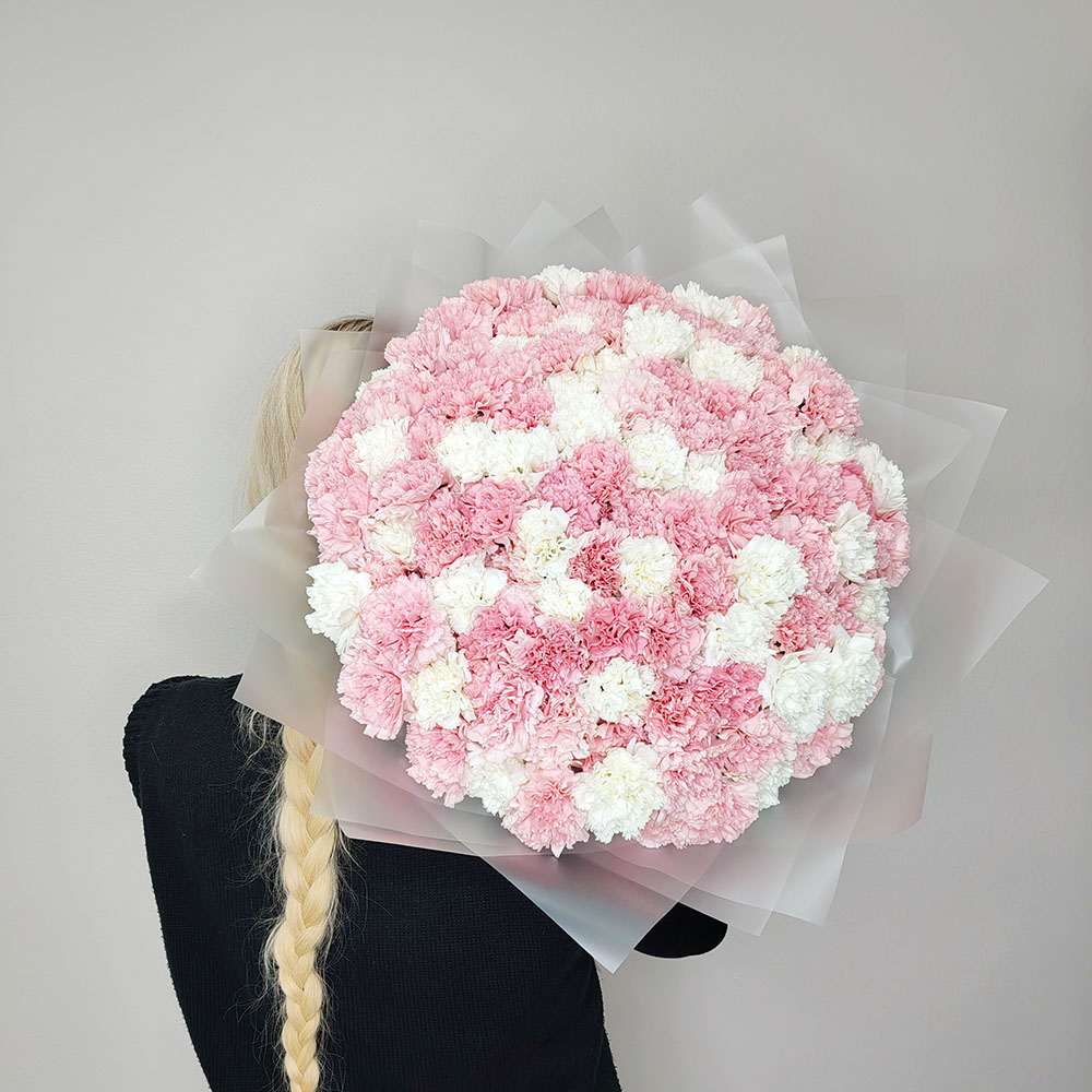 101 бело-розовая гвоздика в букете