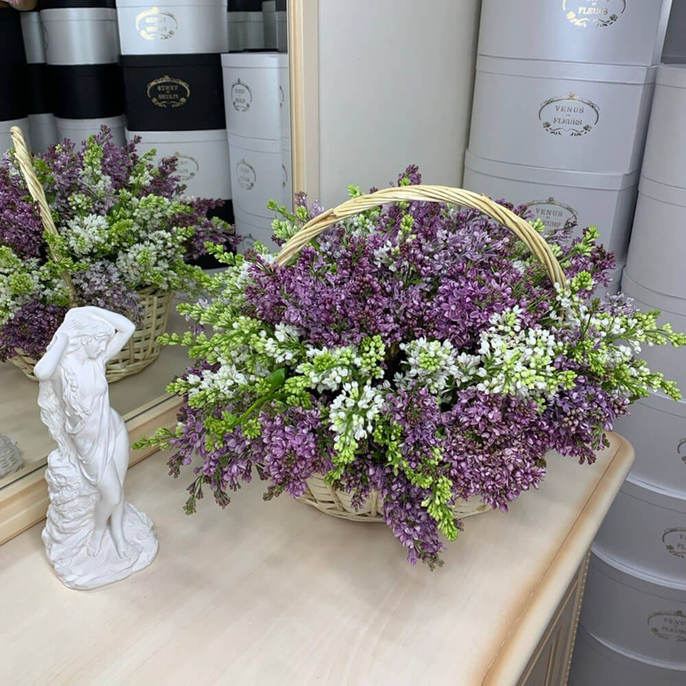 51 бело-розовая сирень в корзине