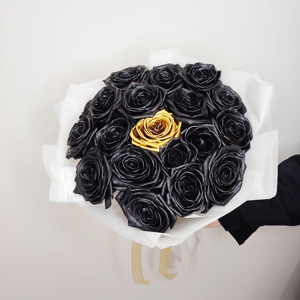 19 черных роз с с золотой в букете