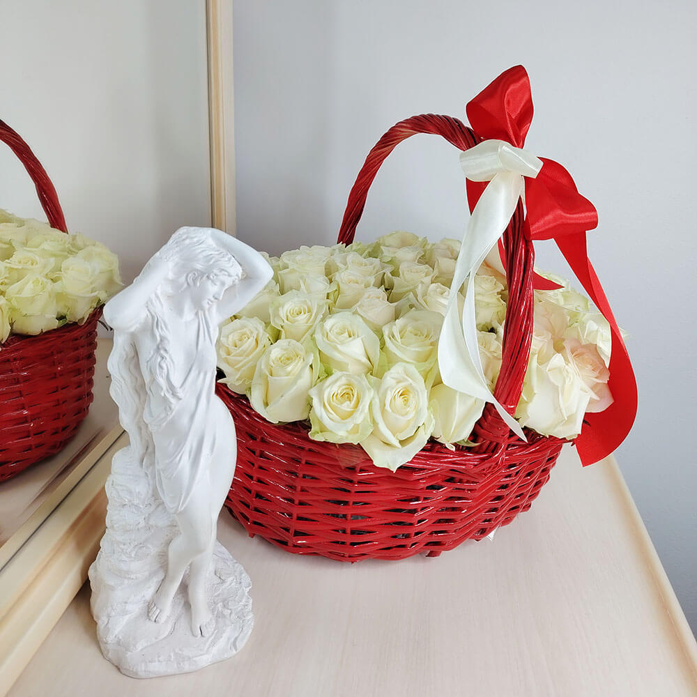 Белые розы в красной корзине от 51 шт.