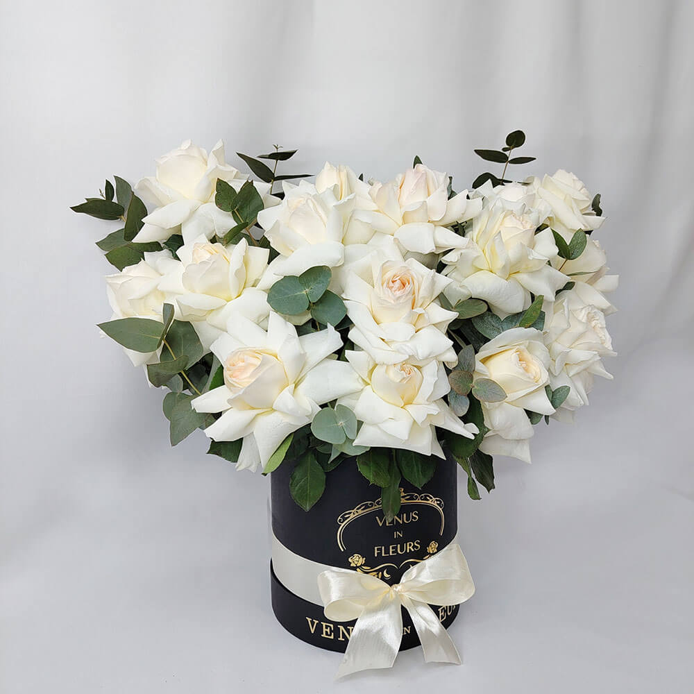 Белые французские розы в коробке от 15 шт.