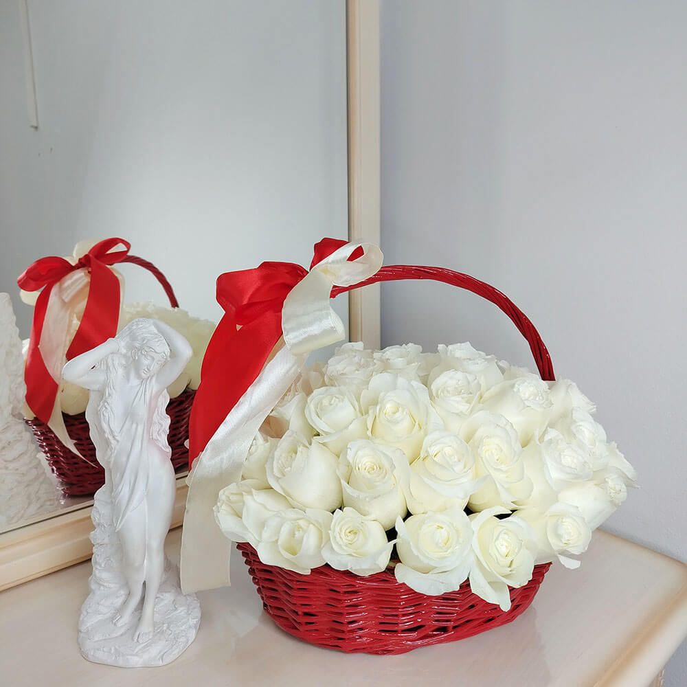 Красная корзина с эквадорскими розами от 25 шт.