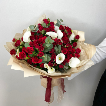 Кустовые розы с каллами в букете - 29 шт. Кустовые розы с каллами в букете - 29 шт.