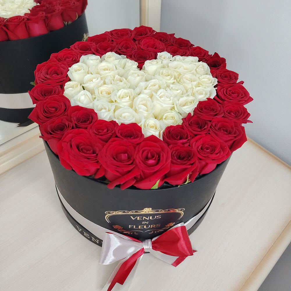 Белое сердце с красными розами от 51 шт.