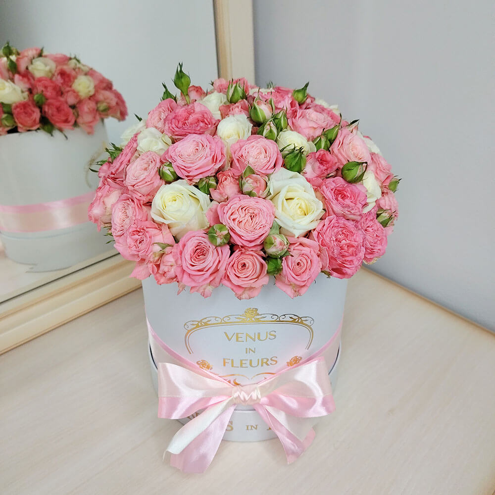 Розовые пионовидные розы с белыми - 19 шт.