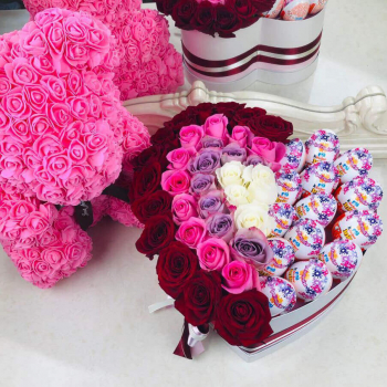 Розы с киндерами - 51 шт.