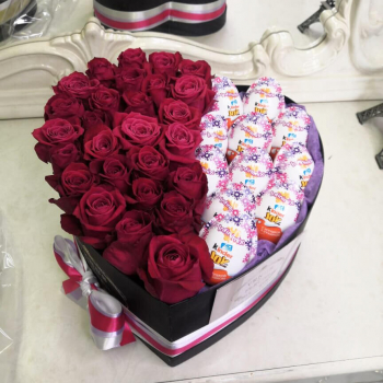 Малиновые розы с киндерами - 41 шт.