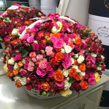 Микс из кустовых роз в корзине от 101 шт.