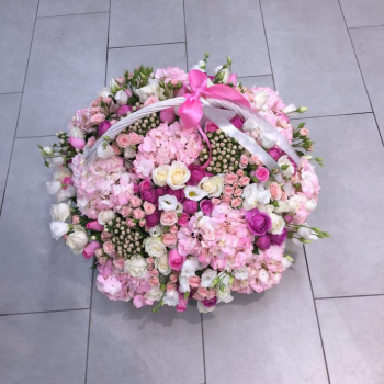 Гортензии с розами в корзине от 75 шт. Гортензии с розами в корзине от 75 шт.