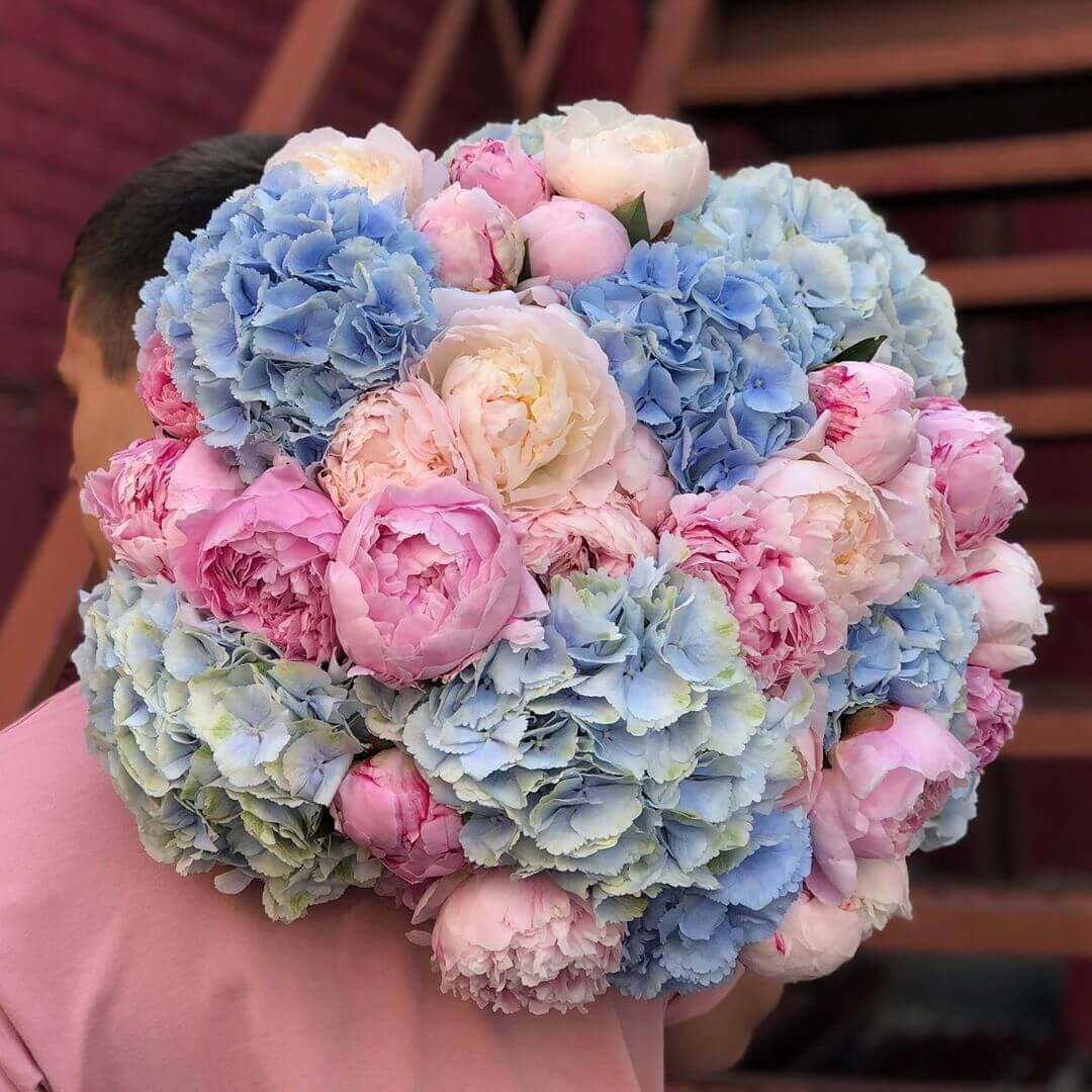 Букет из пионов и гортензий от 29 шт.